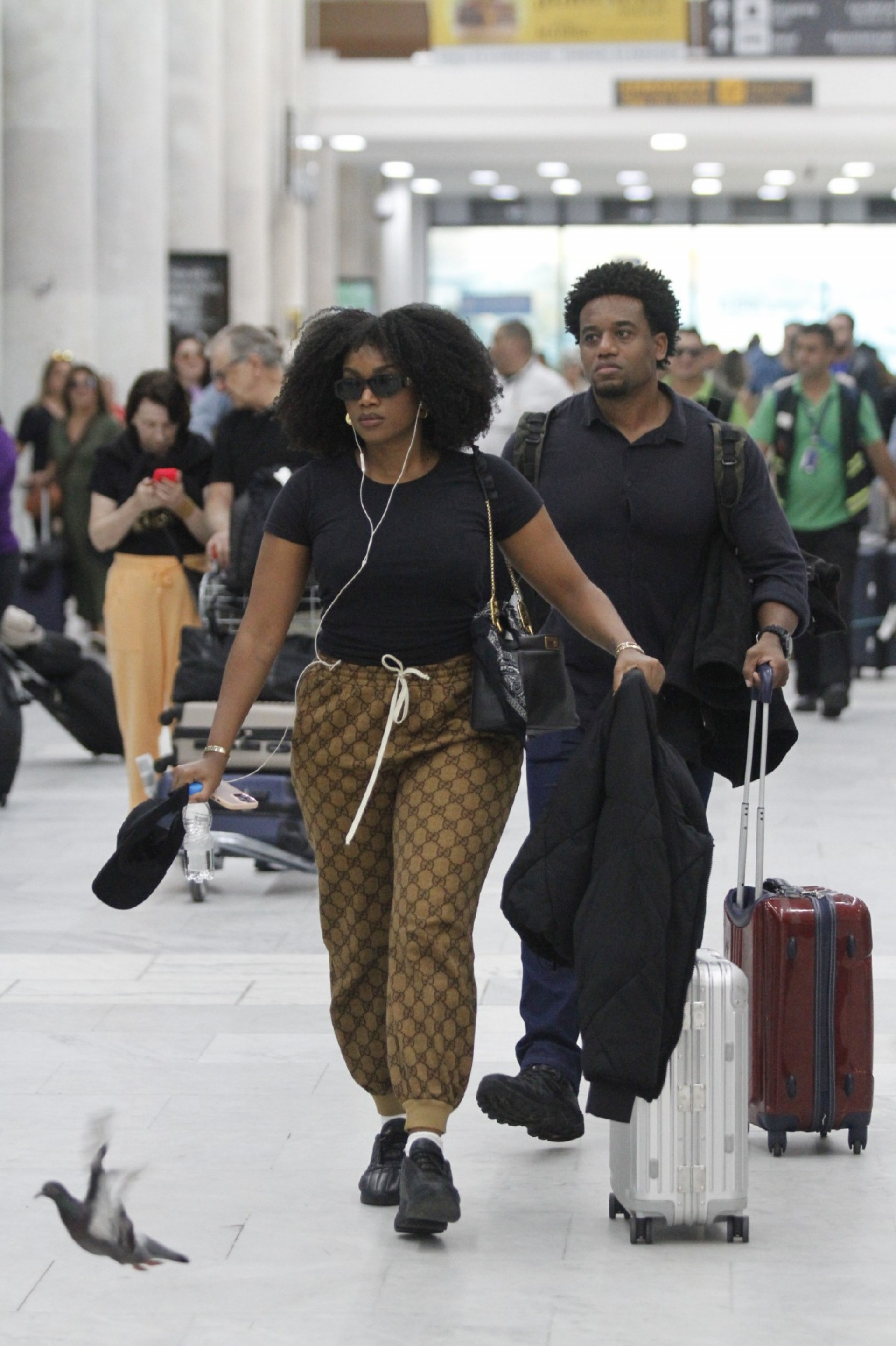 Iza desembarcou no aeroporto Santos Dumont, no Rio - Foto: Adão/AgNews