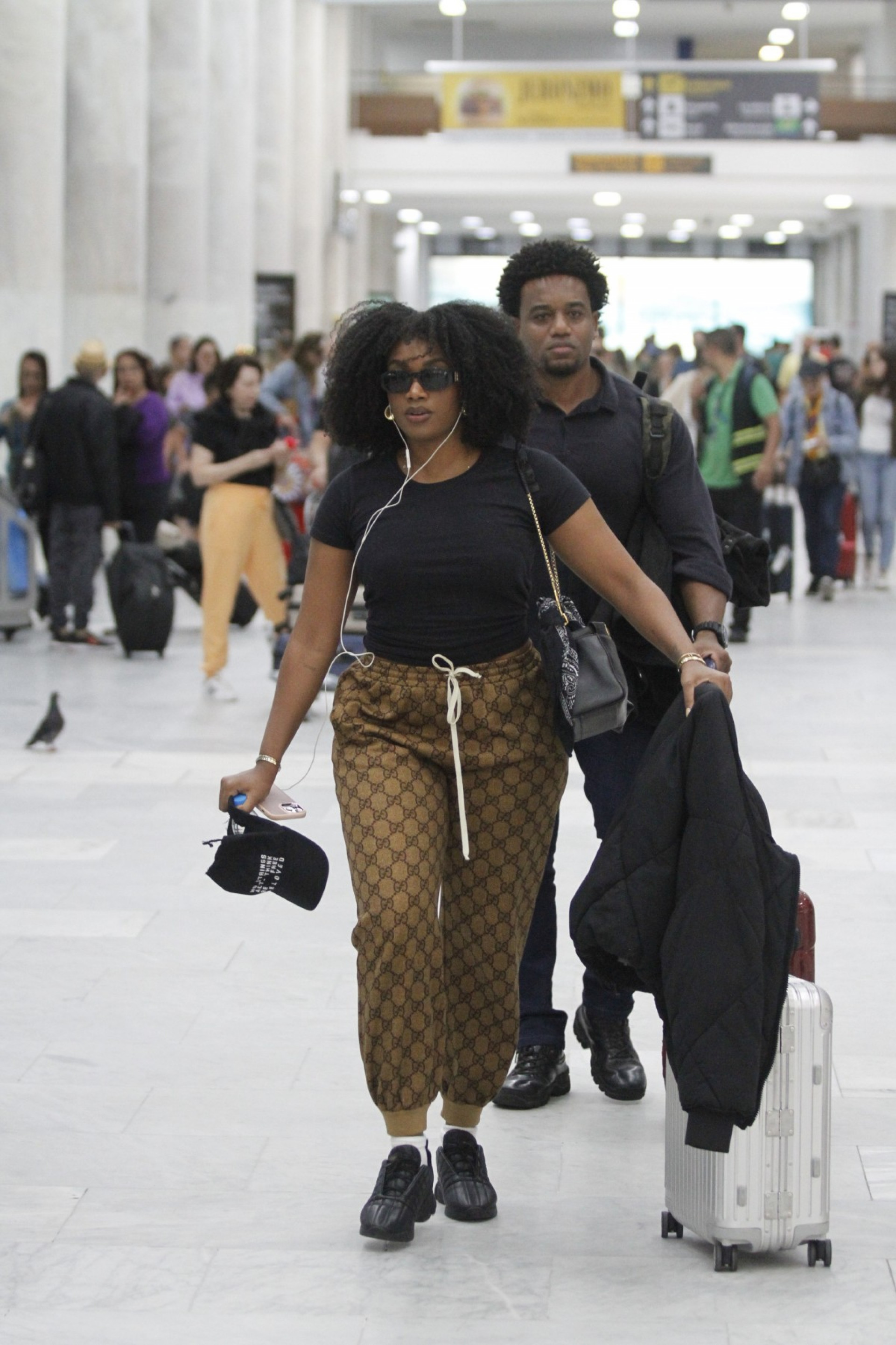 Iza desembarcou no aeroporto Santos Dumont, no Rio - Foto: Adão/AgNews