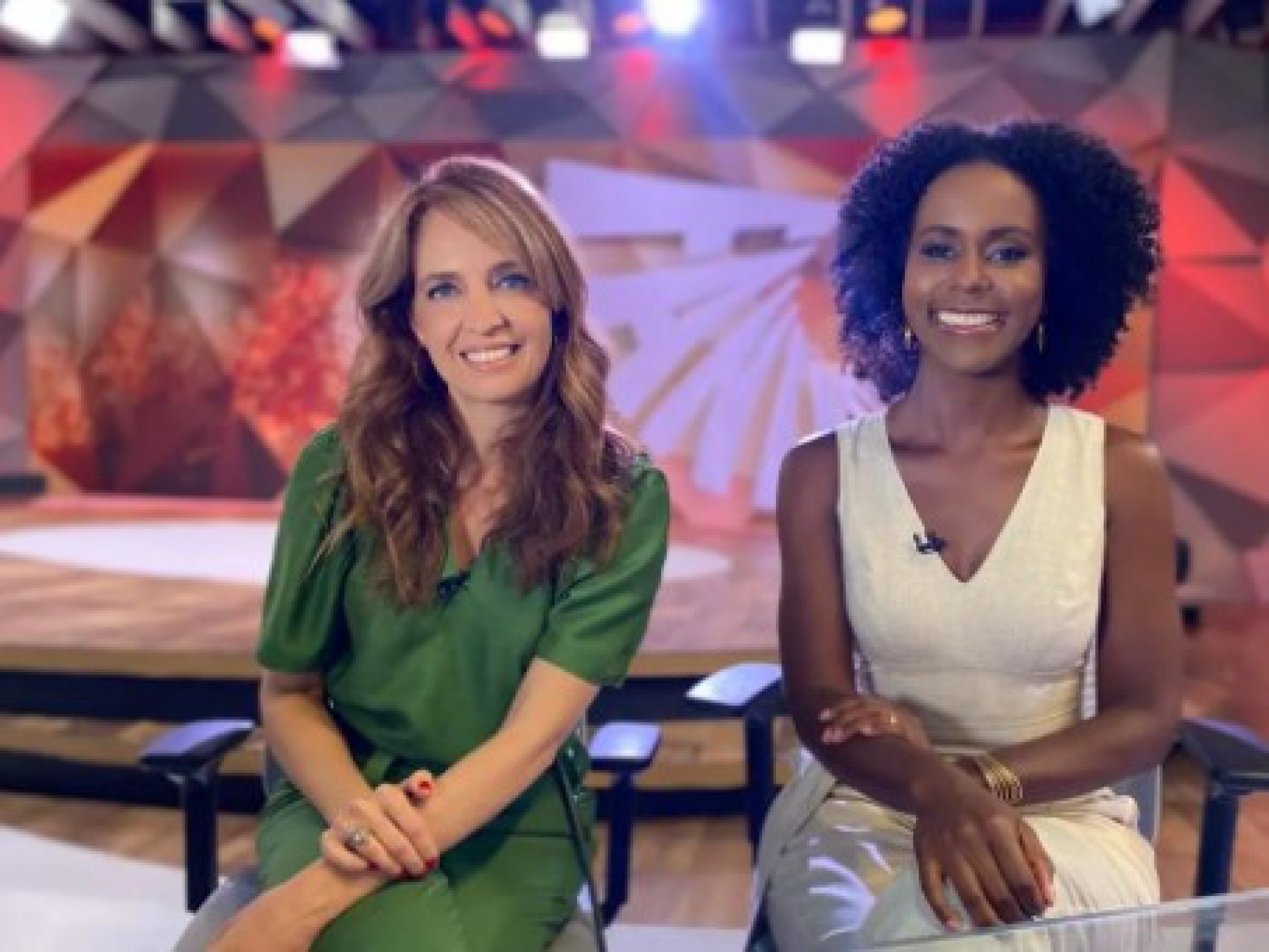 Maju Coutinho e Poliana Abritta nos estúdios do 'Fantástico' - Reprodução/Globo