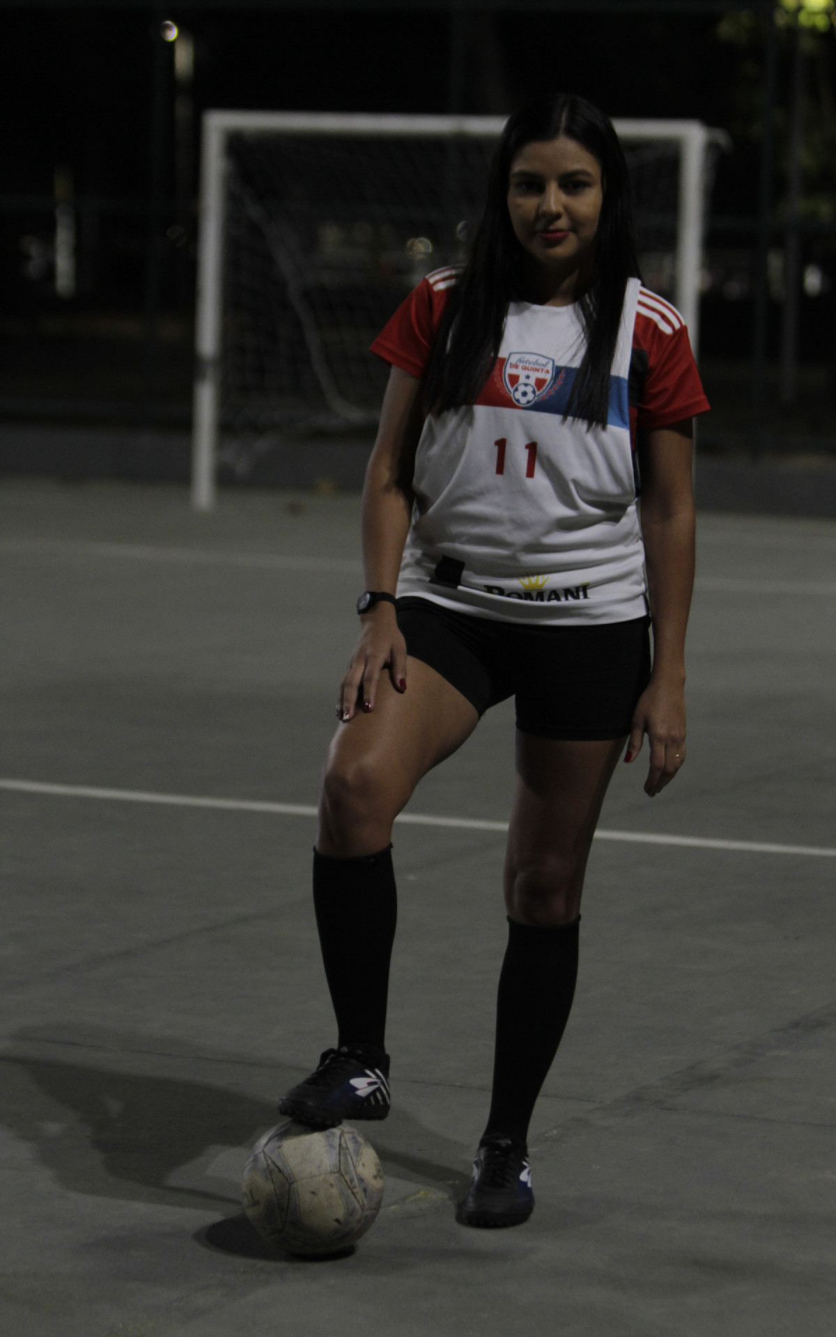 Andriele Lago é do interior do Pará, se mudou há um ano para o Rio, e encontrou no 'Futebol de Quinta' uma forma de se exercitar e socializar - Marcos Porto/Agência O Dia