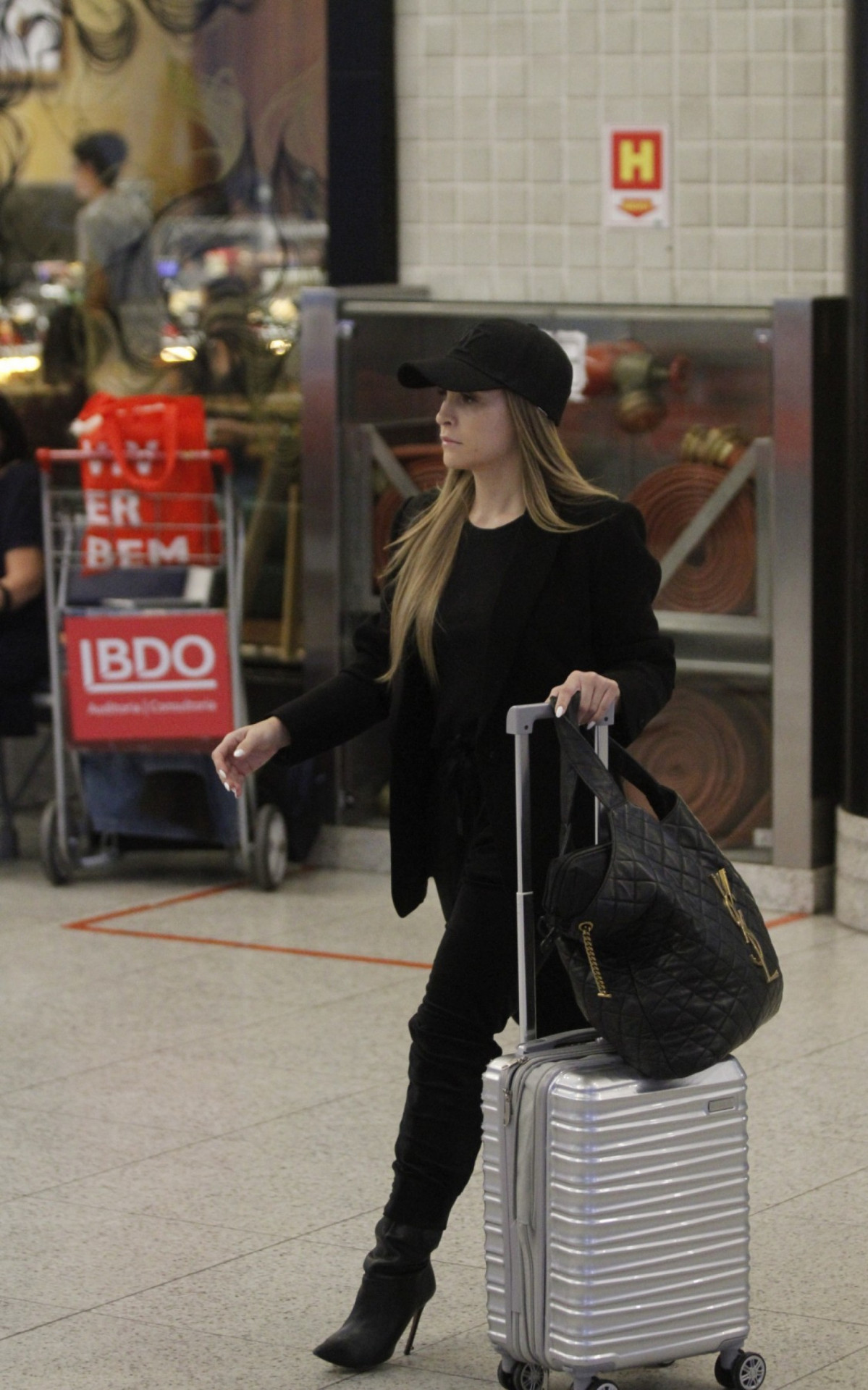 Carla Diaz desembarca em aeroporto do Rio após passar alguns dias em Nova York, nos Estados Unidos