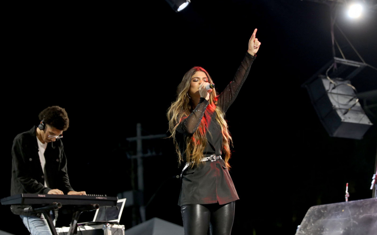 Alice Santos e Willian Soares cantam devo&ccedil;&atilde;o a Deus no palco Maca&eacute; D+