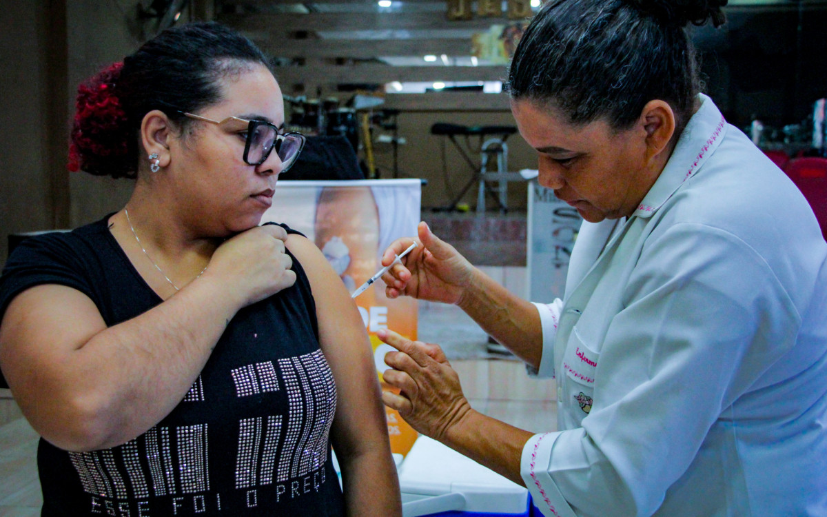 Moradora de Areia Branca, Tahinara Moretti aproveitou para tomar a dose bivalente de Covid-19