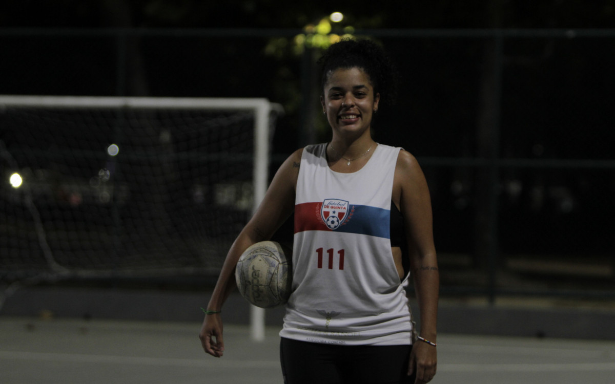 A professora de Educação Física Gabriela Galdino joga futebol desde a infância e hoje faz parte do time formado por mulheres que joga no Aterro do Flamengo - Marcos Porto/Agência O Dia
