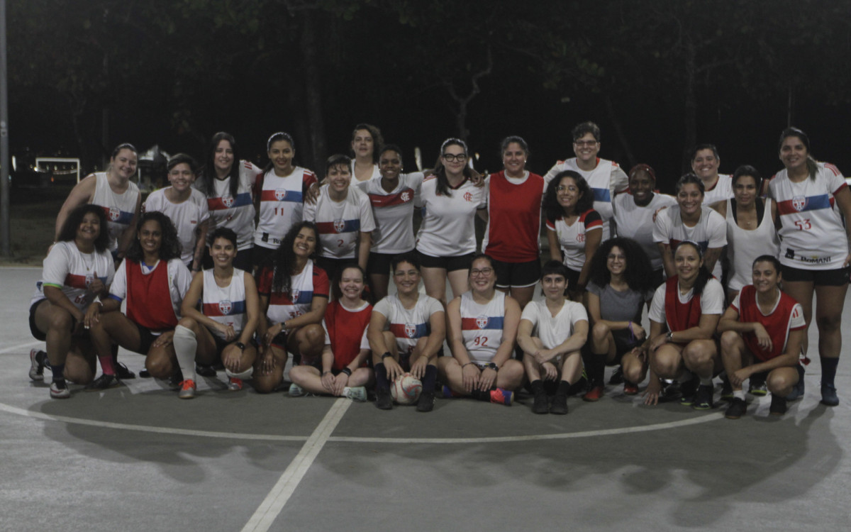 Time de futebol formado por mulheres se reúne para uma 'pelada' no Aterro do Flamengo - Marcos Porto