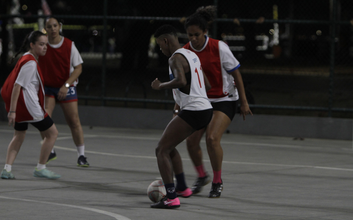 Futebol feminino no aterro do Flamengo, no Rio de Janeiro - Marcos Porto/Agência O Dia