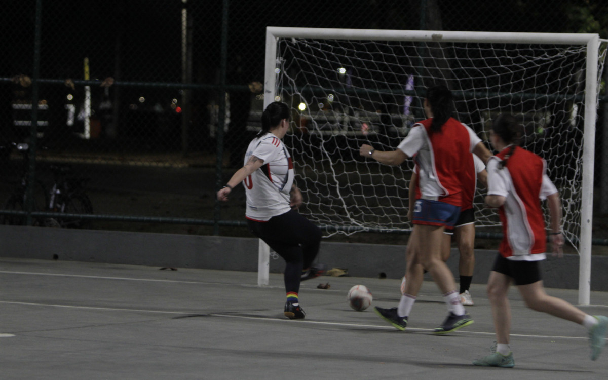 'Futebol de Quinta' reúne cerca de 30 mulheres por dia no Aterro do Flamengo e na Abolição - Marcos Porto/Agência O Dia