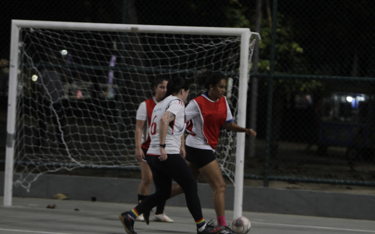 Mulheres jogam em quadra do Aterro do Flamengo - Marcos Porto/Agência O Dia
