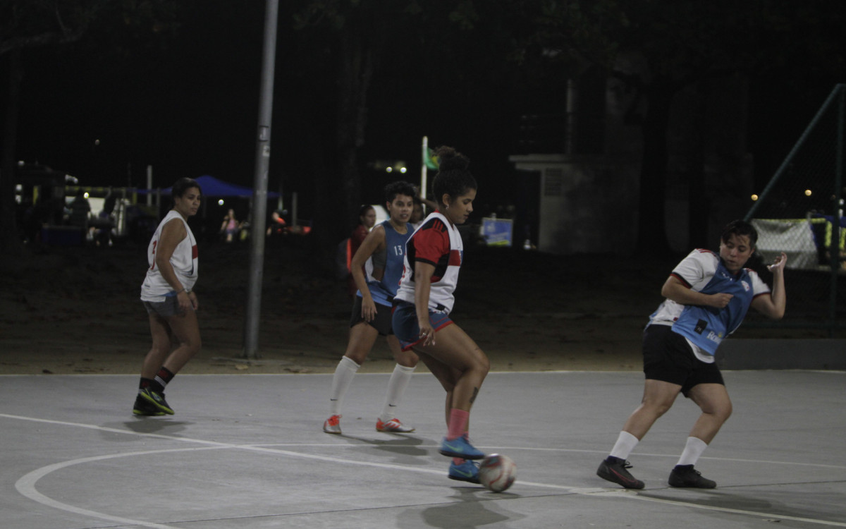 O futebol organizado no Aterro para mulheres é gratuito e a inscrição para o jogo do dia é feita por meio de um aplicativo - Marcos Porto/Agência O Dia