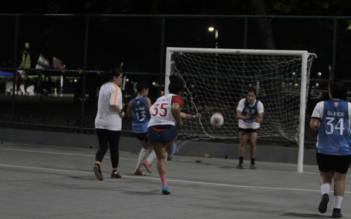 'Futebol de Quinta' reúne cerca de 30 mulheres por dia no Aterro do Flamengo e na Abolição - Marcos Porto/Agência O Dia