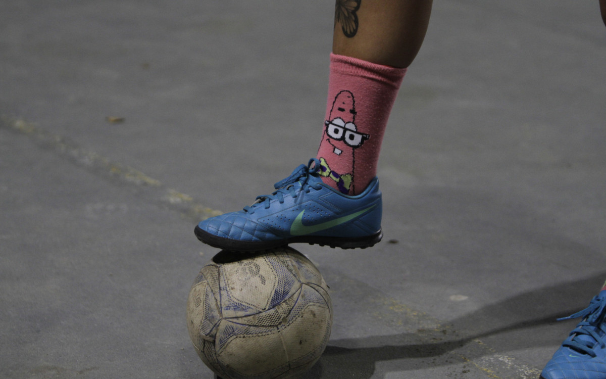 Detalhe da chuteira de uma das jogadoras do 'Futebol de Quinta' no Aterro do Flamengo - Marcos Porto/Agência O Dia