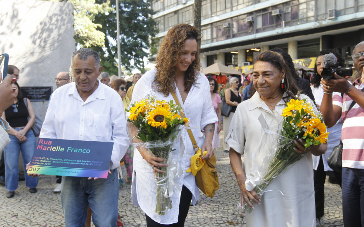 Antônio Francisco, Mônica Benício e Marinete Silva levaram flores à estátua de Marielle no Buraco do Lume, no dia 27 de março