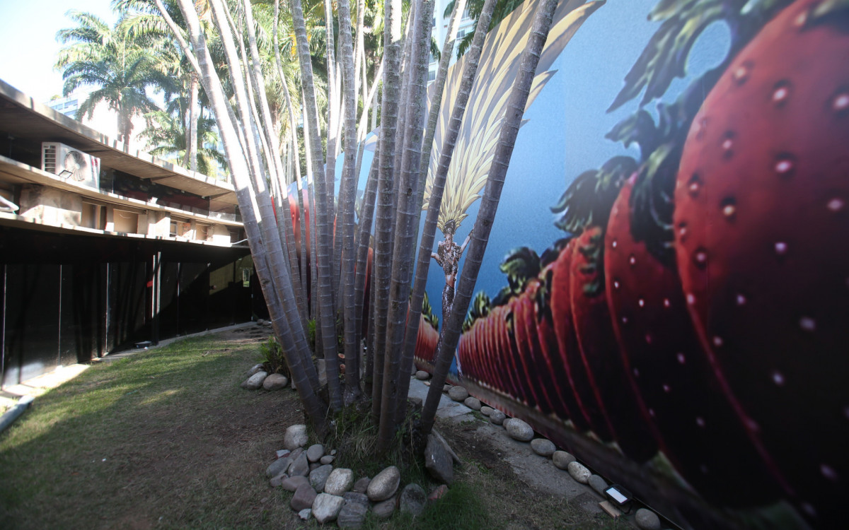 Jardim do museu est&aacute; com uma tela com imagem de Carmen Miranda - Cleber Mendes/Agencia O Dia