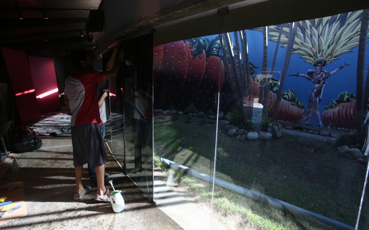 Detalhes finais da montagem da exposi&ccedil;&atilde;o no museu Carmen Miranda - Cleber Mendes/Agencia O Dia