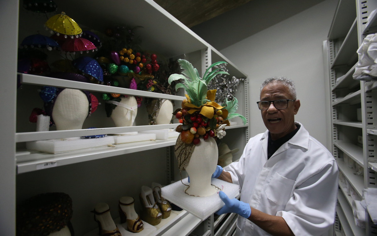 C&eacute;sar Balbi, diretor do Museu Carmen Miranda, no Parque do Flamengo, mostra parte do acervo com turbantes, sand&aacute;lias, acess&oacute;rios e figurinos - Cleber Mendes/Agencia O Dia