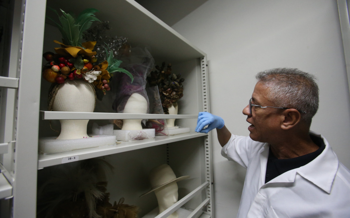 C&eacute;sar Balbi, diretor do Museu Carmen Miranda, no Parque do Flamengo, mostra parte do acervo com turbantes, sand&aacute;lias, acess&oacute;rios e figurinos - Cleber Mendes/Agencia O Dia