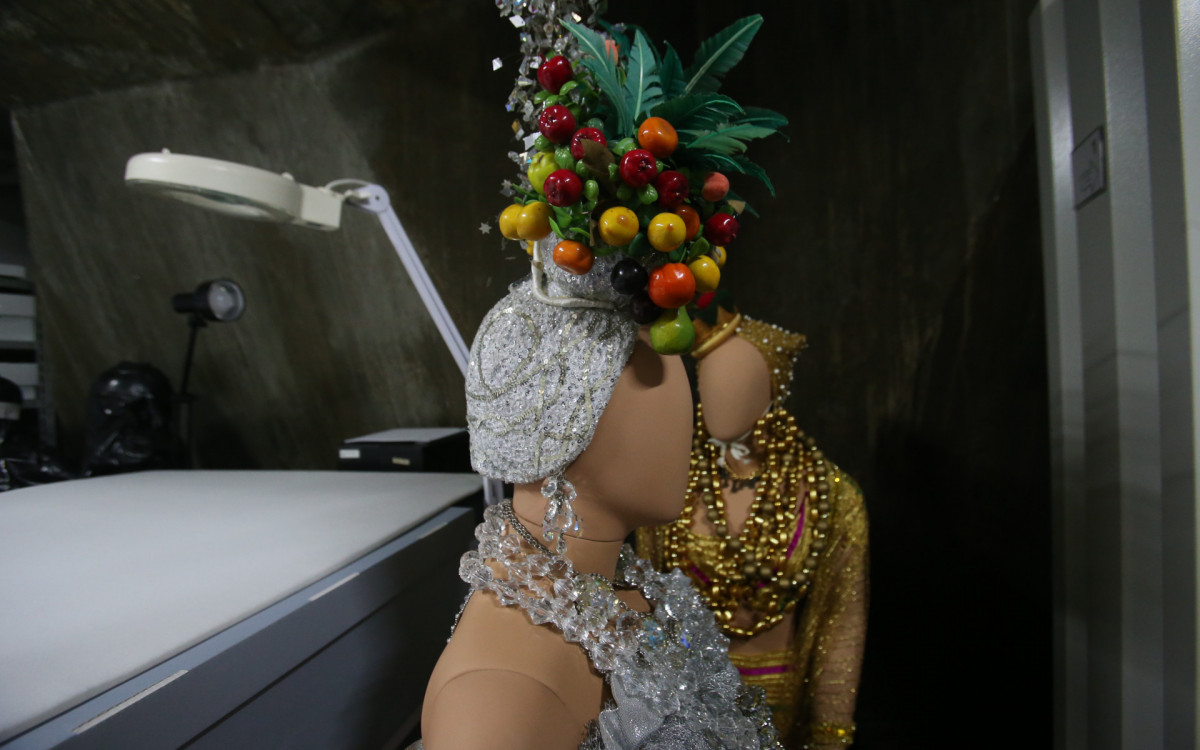 Manequins v&atilde;o expor c&oacute;pias dos figurinos usados por Carmen Miranda - Cleber Mendes/Agencia O Dia