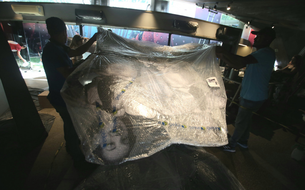 Funcion&aacute;rios est&atilde;o na montagem do museu Carmen Miranda, no Flamengo - Cleber Mendes/Agencia O Dia