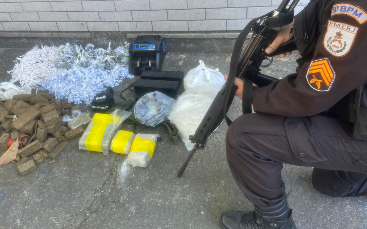 Drogas apreendidas durante opera&ccedil;&atilde;o na comunidade da Serrinha, em Madureira, nesta quinta-feira (27)