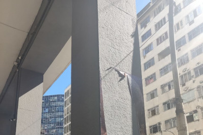 Exposição é vandalizada e fotos são arrancadas das galerias ao ar livre