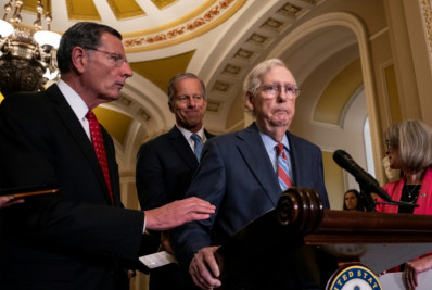 Líder republicano 'congela' e passa mal durante coletiva de imprensa nos EUA