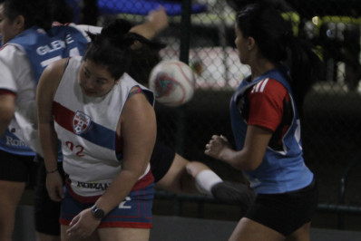 Mulheres se reúnem para jogar futebol no Aterro e celebram destaque da Copa feminina