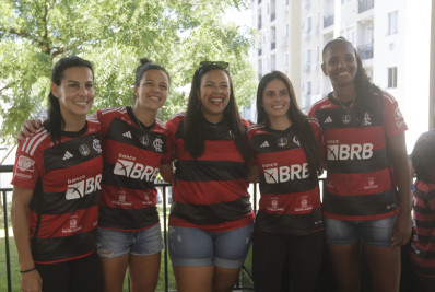 Jogadoras do Flamengo participam de tarde de autógrafos e desejam sorte ao Brasil na Copa