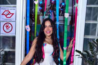 Ex-BBB Flay vira noiva em festa julina em São Paulo