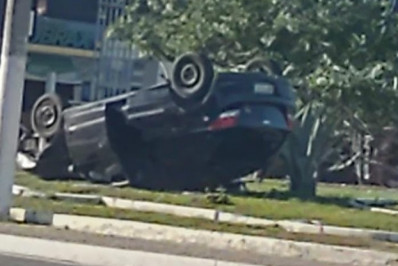 Carro capota em rotatória no bairro São Cristóvão, em Cabo Frio