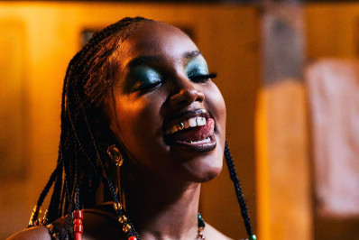 Iza surpreende ao postar foto usando dentes de ouro