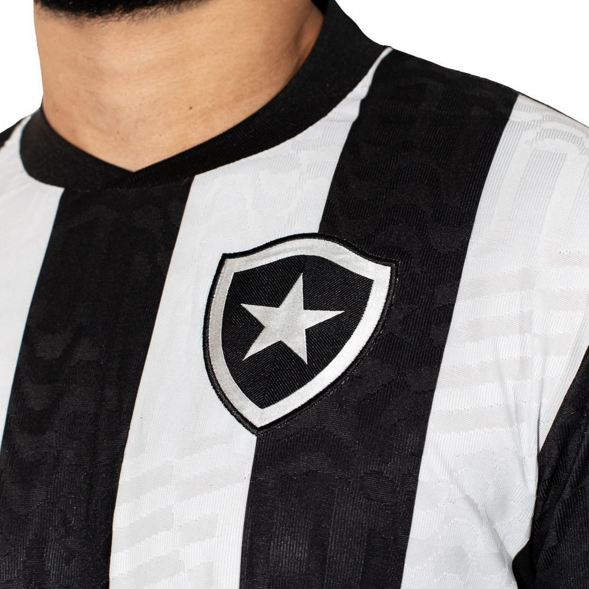 Escudo do Botafogo na nova camisa do time para a temporada 2023/24 - 