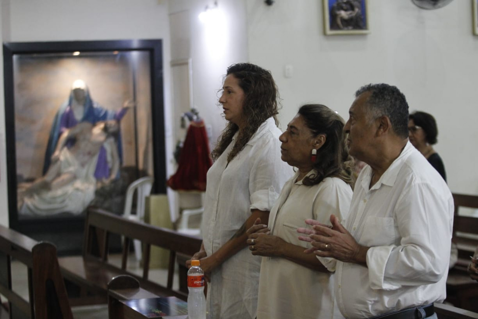 Igreja Nossa Senhora do Parto foi palco de uma comovente missa. Na imagem, Mônica Benício, Marinete Silva e Antônio Francisco - Reginaldo Pimenta/Agência O DIA