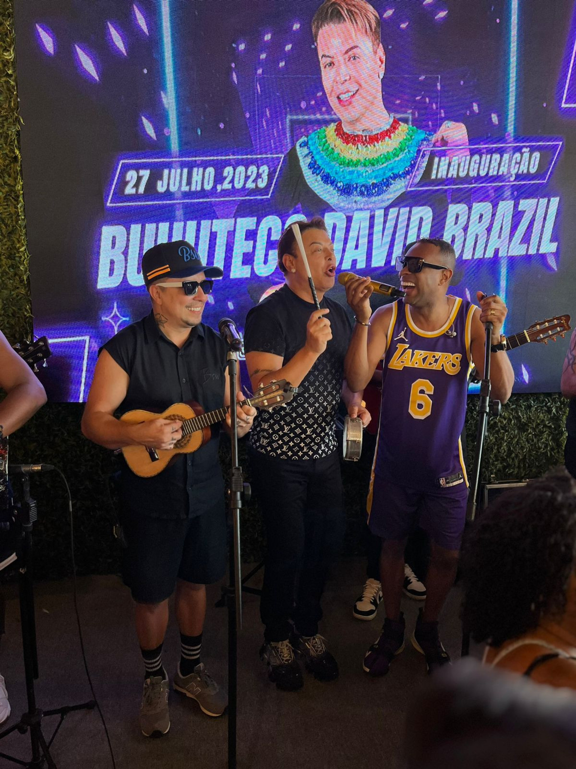 David Brazil ao lado do grupo Pique Novo  - Divulgação