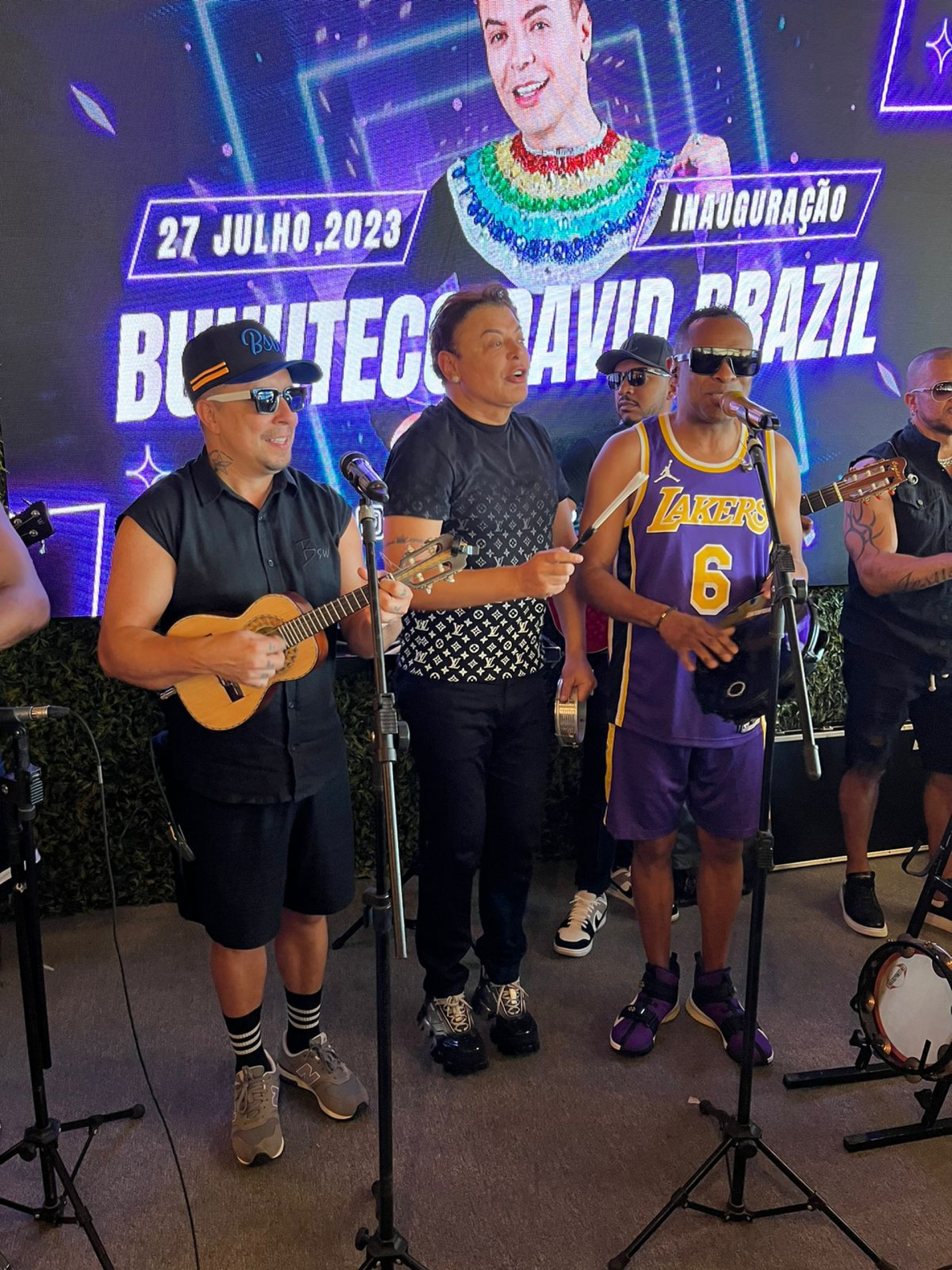 David Brazil ao lado do grupo Pique Novo  - Divulgação