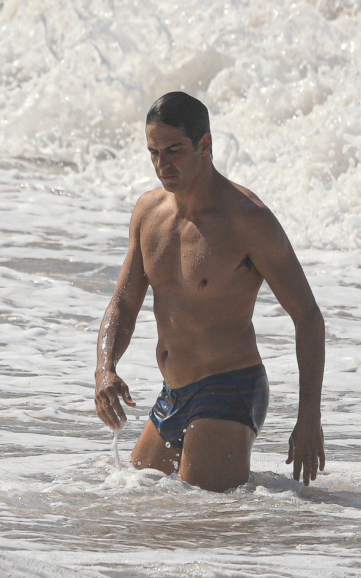 Mateus Solano aproveitou dia ensolarado para tomar banho de mar na Praia de Grumari