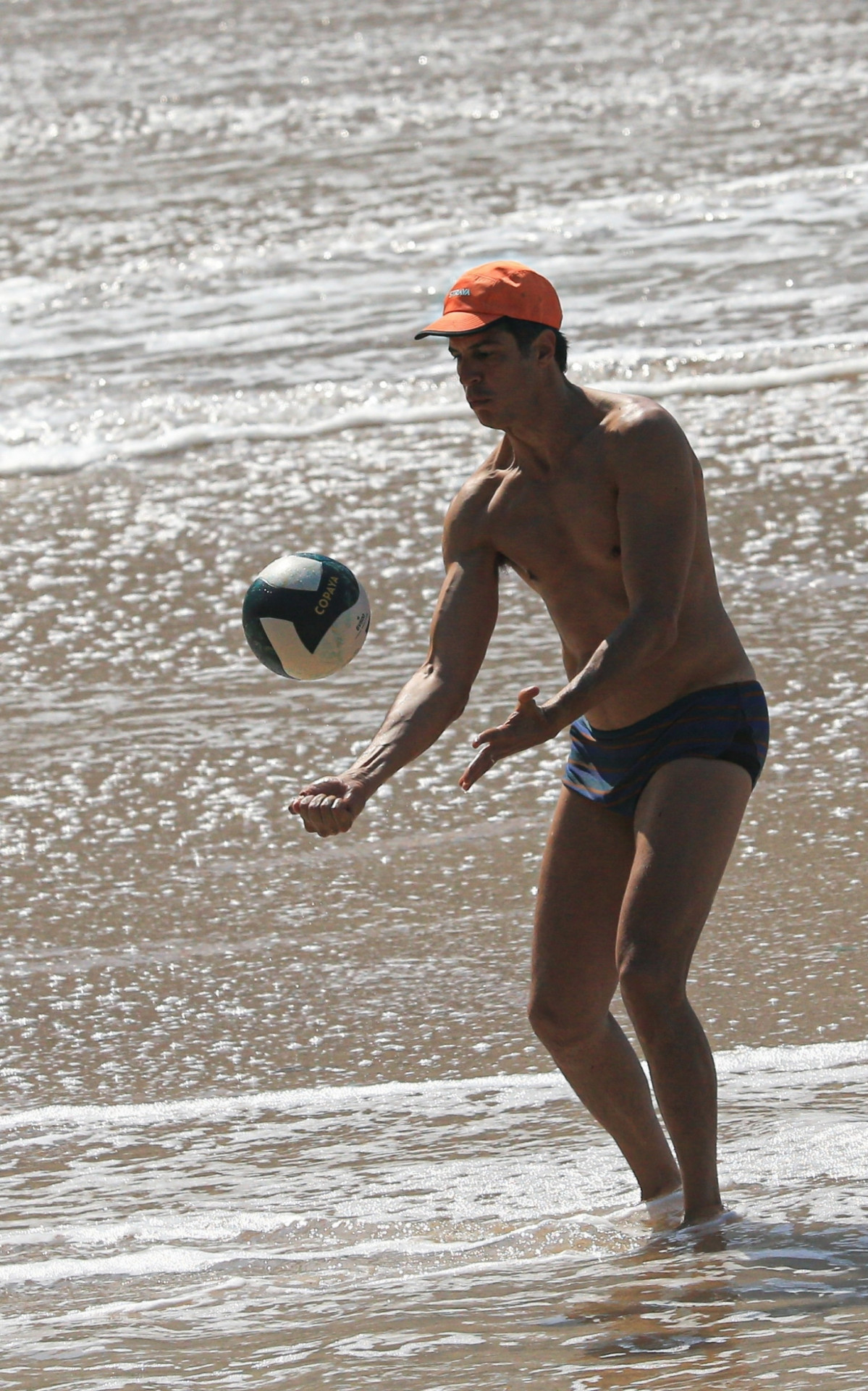 Mateus Solano foi visto curtindo praia com a família, nesta sexta-feira