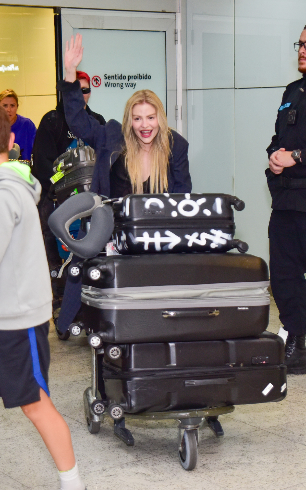 Luísa Sonza é recebida no Aeroporto de Guarulhos pelo namorado, Chico, e por uma multidão de fãs