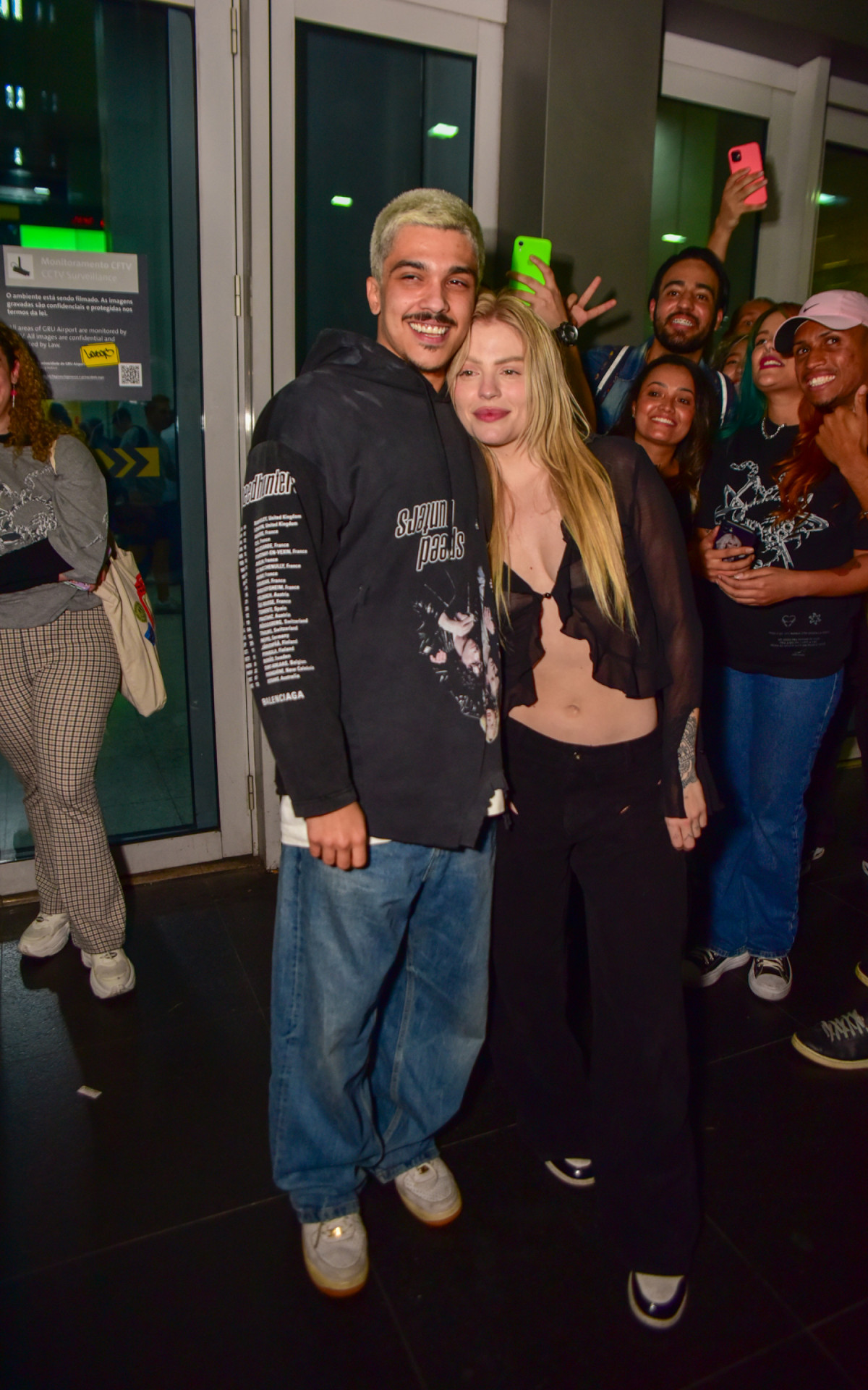 Luísa Sonza é recebida no Aeroporto de Guarulhos pelo namorado, Chico, e por uma multidão de fãs