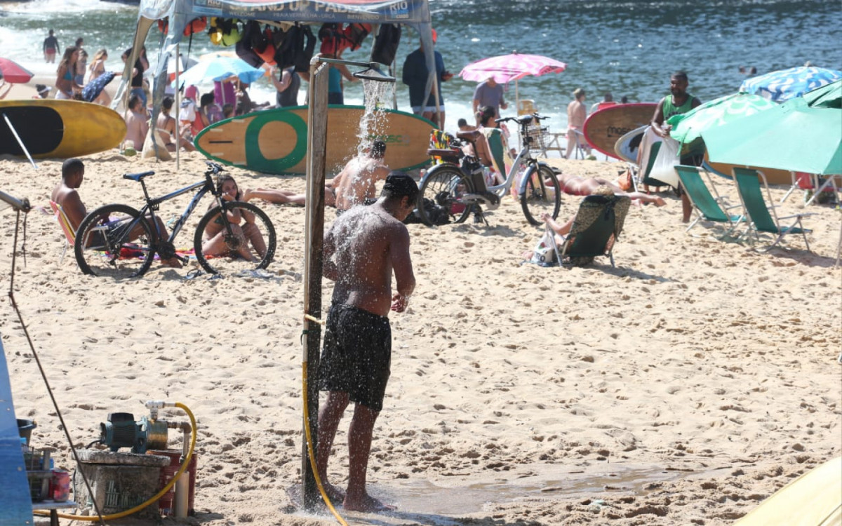 Banhistas aproveitam a Praia Vermelha, na Urca