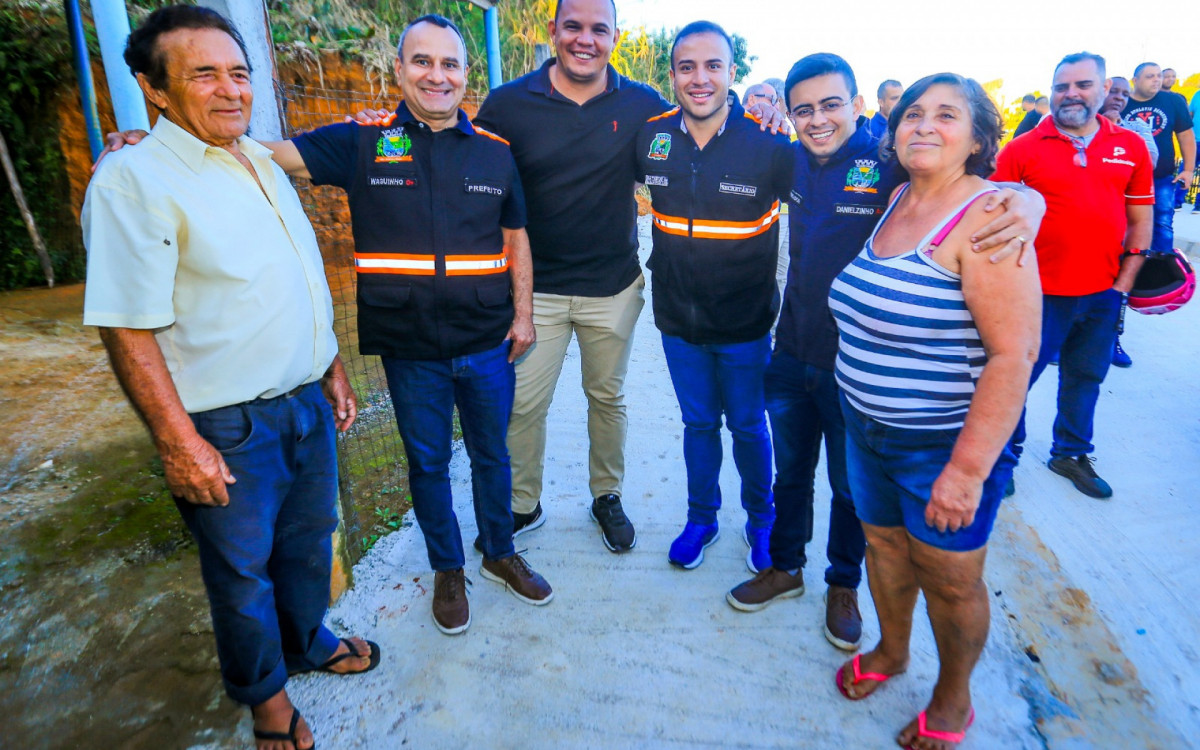 O casal Ant&ocirc;nio Francisco de Ara&uacute;jo e Maria Tavares de Ara&uacute;jo receberam o prefeito e a comitiva e se animaram com a transforma&ccedil;&atilde;o do bairro