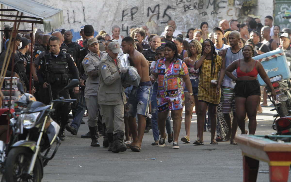 Morto na Comunidade do Cajueiro, Rio de Janeiro. Nesta Sexta-feira (28). - Marcos Porto/Agencia O Dia