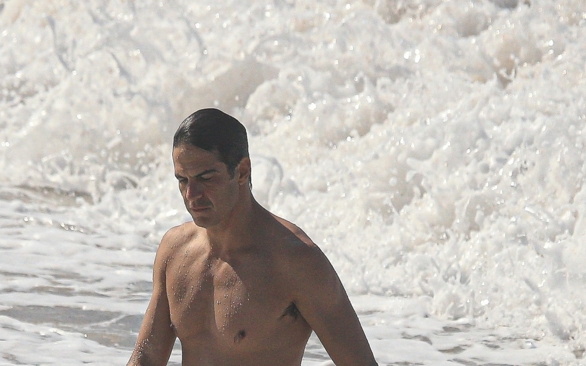 Mateus Solano aproveitou dia ensolarado para tomar banho de mar na Praia de Grumari