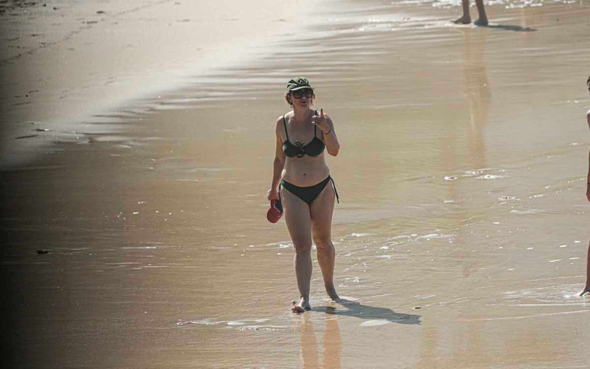 Paula Braun foi vista curtindo dia de folga na Praia de Grumari