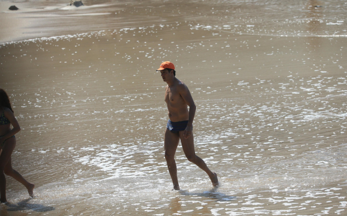 Mateus Solano aproveitou dia ensolarado para tomar banho de mar na Praia de Grumari