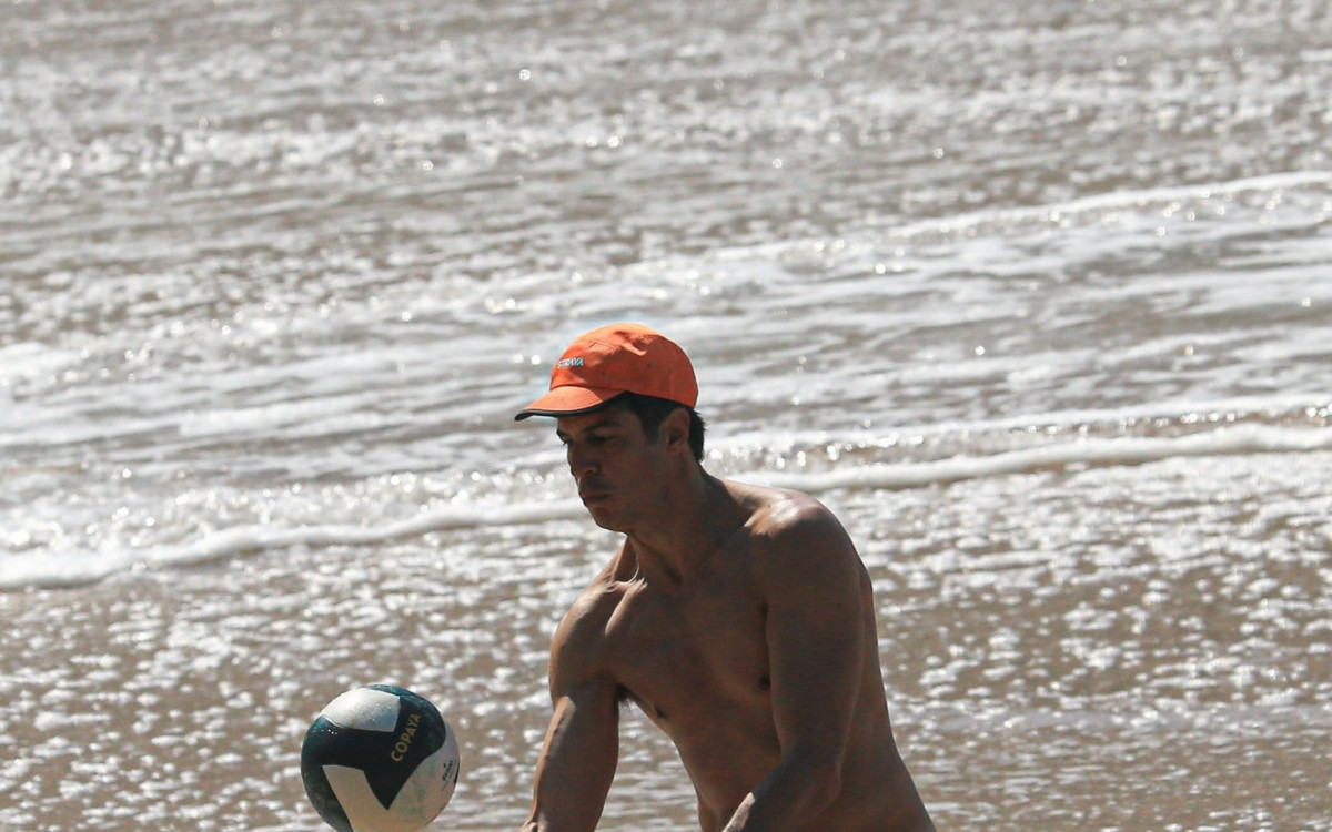 Mateus Solano foi visto curtindo praia com a fam&iacute;lia, nesta sexta-feira