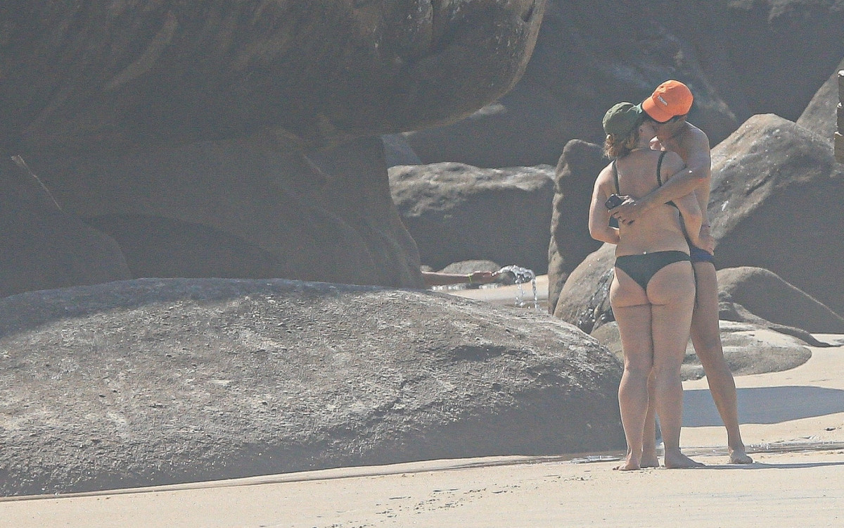 Mateus Solano e Paula Braun trocaram beij&atilde;o durante o passeio em fam&iacute;lia