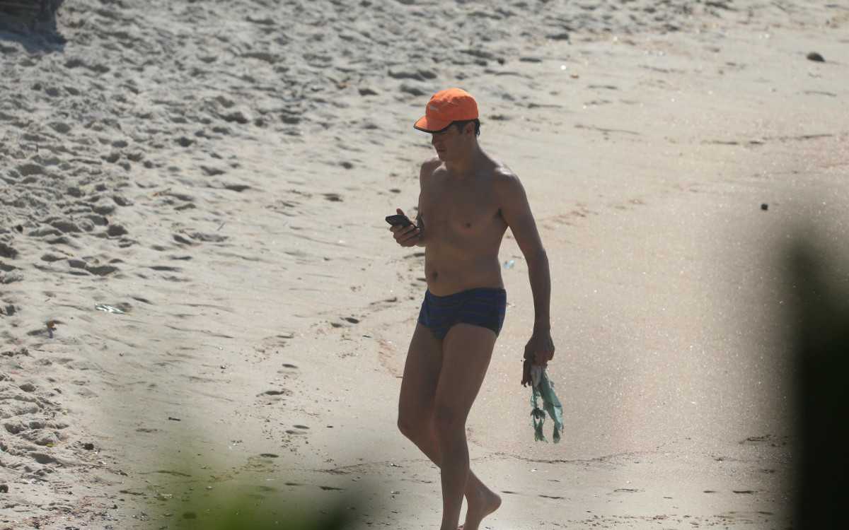 Mateus Solano aproveitou dia ensolarado para tomar banho de mar na Praia de Grumari