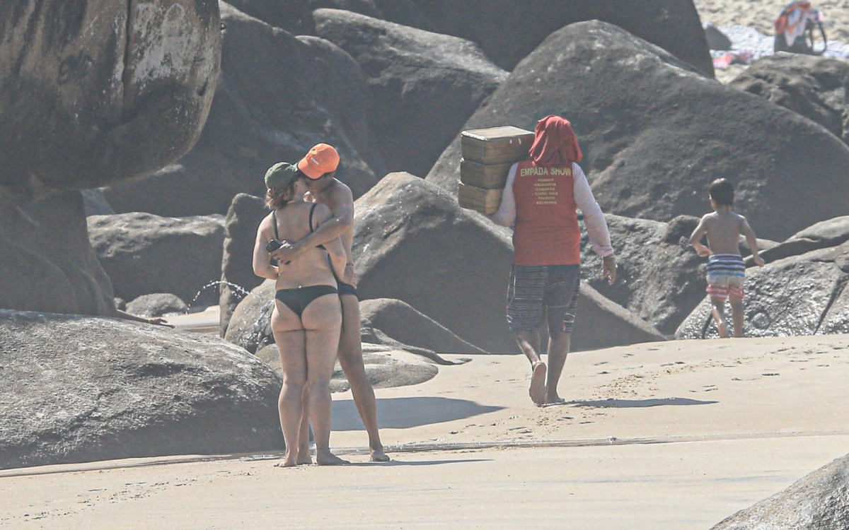 Mateus Solano e Paula Braun trocaram beij&atilde;o durante o passeio em fam&iacute;lia