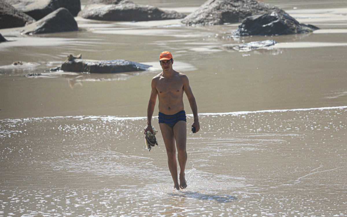 Mateus Solano aproveitou dia ensolarado para tomar banho de mar na Praia de Grumari