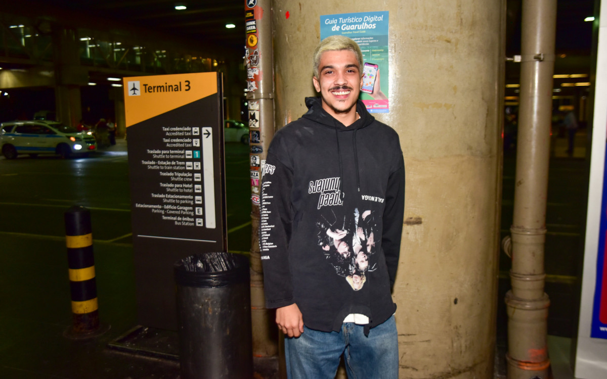 Luísa Sonza é recebida no Aeroporto de Guarulhos pelo namorado, Chico, e por uma multidão de fãs